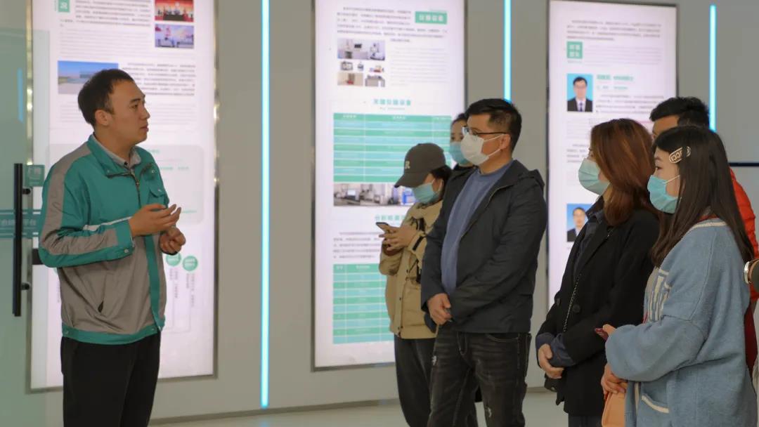 河南十媒体组团报道太行润滑油 (图2)