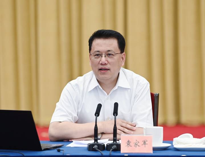 &nbsp; &nbsp; 6月24日，浙江省数字化改革推进会在杭州召开。浙江省委书记、省数字化改革领导小组组长袁家军出席并讲话。浙江新闻客户端 记者 胡元勇 摄